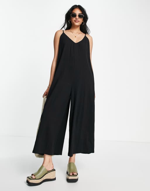 ASOS DESIGN - Minimalistisk jumpsuit med cami-stropper og vide ben i sort krølstof 