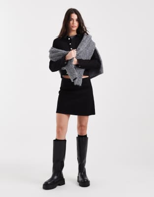 ASOS DESIGN - Minirock aus Denim in Uni-Schwarz mit niedrigem Bund und ausgestelltem Saum, Kombiteil