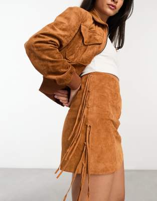 ASOS DESIGN - Minirock aus echtem Wildleder in Hellbraun mit Fransenverzierung-Brown