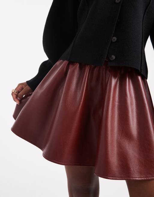 ASOS DESIGN – Minirock aus Kunstleder in Burgunderrot mit voluminösem Detail, 2 von 5