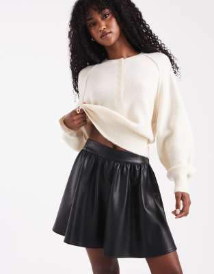 ASOS DESIGN - Minirock aus Kunstleder in Schwarz mit voluminösem Detail