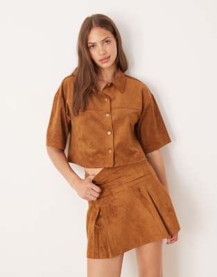 ASOS DESIGN – Minirock aus Kunstwildleder in Braun mit Bundfalten, Kombiteil - view 1