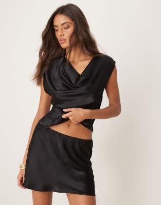 ASOS DESIGN - Minirock aus Satin in Schwarz mit schrägem Schnitt, Kombiteil