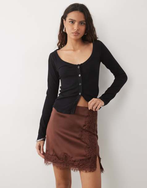 ASOS DESIGN Minirock aus Satin mit Spitzeneinsatz in Schokobraun - view 1