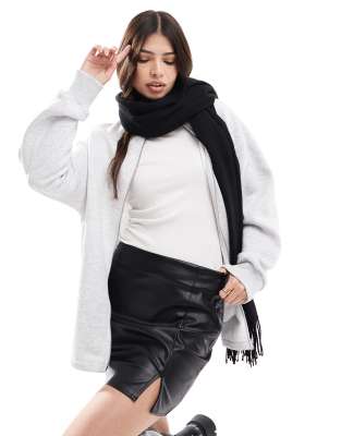 Thumbnail - ASOS DESIGN - Minirock aus schwarzem Kunstleder mit Schlitz vorne