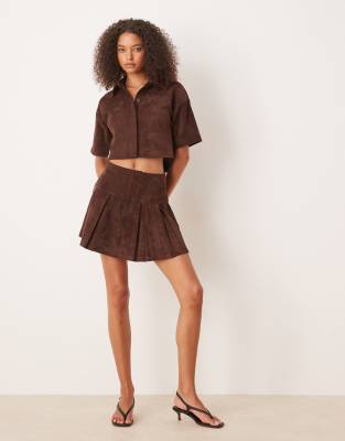 ASOS DESIGN - Minirock aus Wildlederimitat in Schokobraun mit Bundfalten, Kombiteil