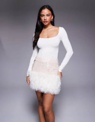 ASOS DESIGN - Minirock in Cremeweiß mit Pailletten- und Kunstpelzbesatz