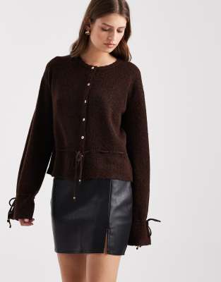 ASOS DESIGN - Minirock in schwarzer Lederoptik mit Schlitz vorn