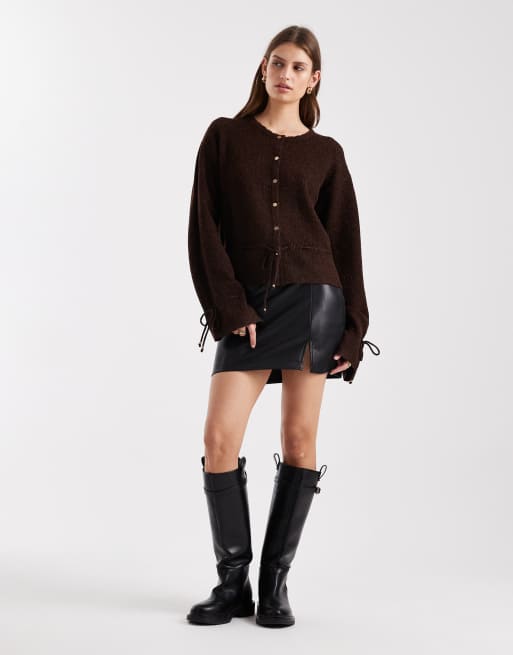 ASOS DESIGN – Minirock in schwarzer Lederoptik mit Schlitz vorn, 3 von 5