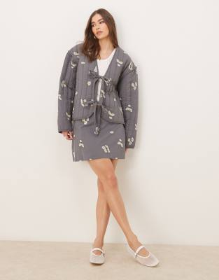 ASOS DESIGN - Minirock in verwaschenem Grau mit Stickerei