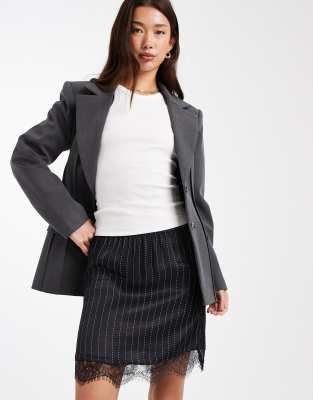 ASOS DESIGN - Minirock mit Spitzenborte und Nadelstreifenmuster-Bunt