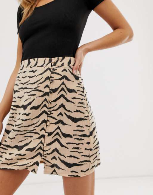 ASOS DESIGN – Minirock mit Zebraprint und Knopfverschluss mit Schlaufen, 3 von 4