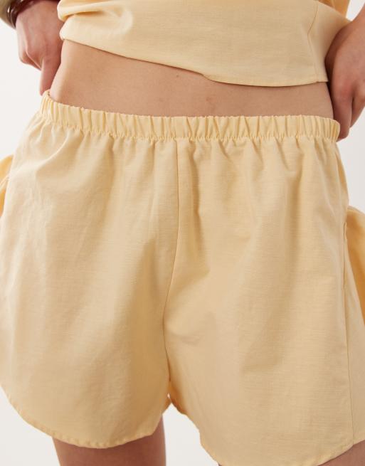ASOS DESIGN - Minishort van linnenmix met godetplooien in lichtgeel, 4 van 5
