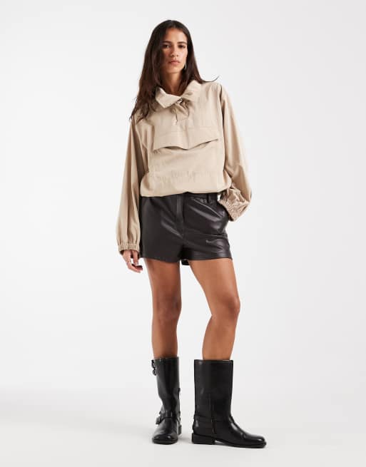 ASOS DESIGN minishorts de piel sintética de sastre en marrón, 2 de 5