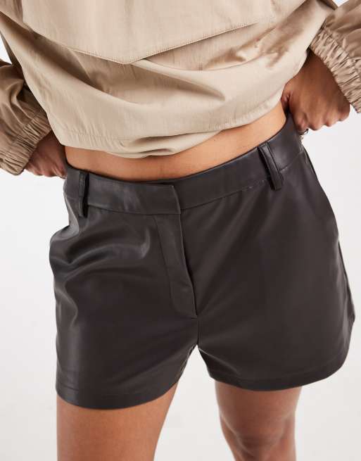 ASOS DESIGN minishorts de piel sintética de sastre en marrón, 3 de 5
