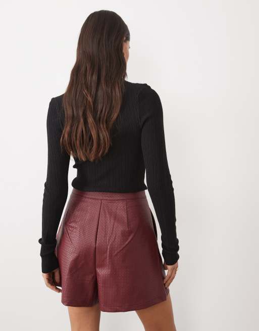 ASOS DESIGN minishorts i flätad läderlook i vinrött, 4 av 5