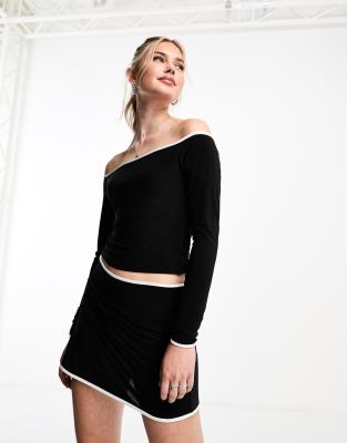 ASOS DESIGN - Miniskort in Schwarz mit Paspelierung in Kontrastfarbe