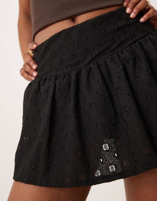 ASOS DESIGN – Miniskort mit Lochstickerei in Schwarz mit mittelhohem Bund, 2 von 5