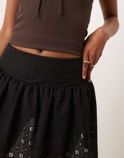 ASOS DESIGN – Miniskort mit Lochstickerei in Schwarz mit mittelhohem Bund, 5 von 5