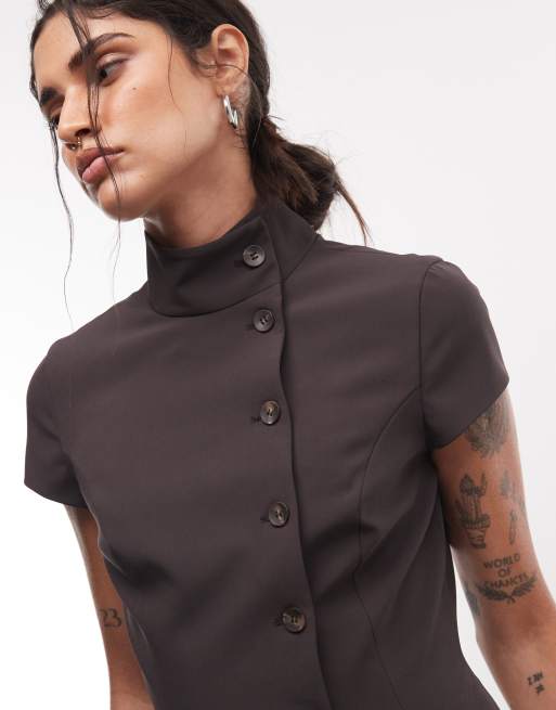 ASOS DESIGN minitopp med ståkrage och figursydd passform i brun, 3 av 4