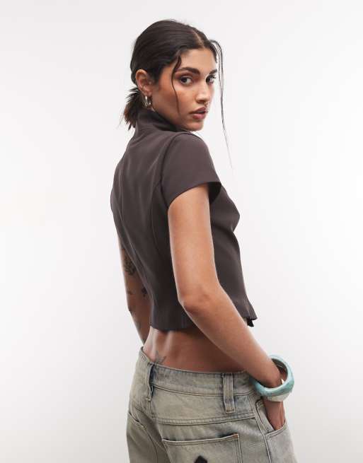 ASOS DESIGN minitopp med ståkrage och figursydd passform i brun, 4 av 4