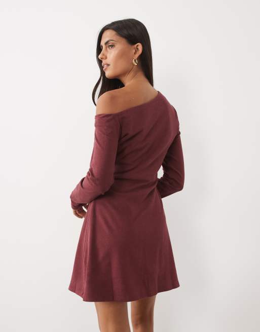 ASOS DESIGN - minivestido de manga larga con cuello asimétrico en burdeos, 3 de 4