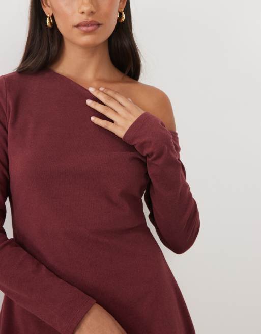 ASOS DESIGN - minivestido de manga larga con cuello asimétrico en burdeos, 4 de 4