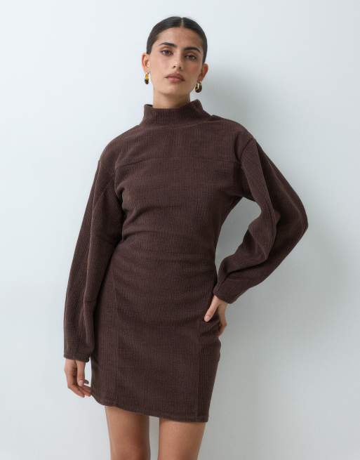 ASOS DESIGN minivestido de pana suave con paneles en marrón, 2 de 5