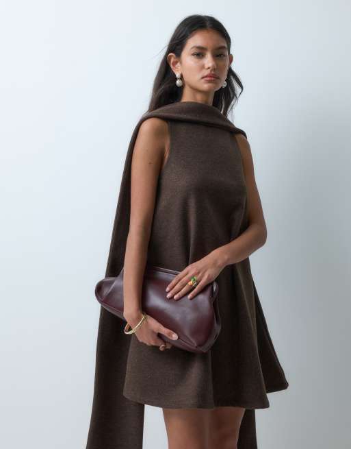 ASOS DESIGN minivestido evasé afelpado con cuello tipo pañuelo en marrón chocolate, 1 de 5
