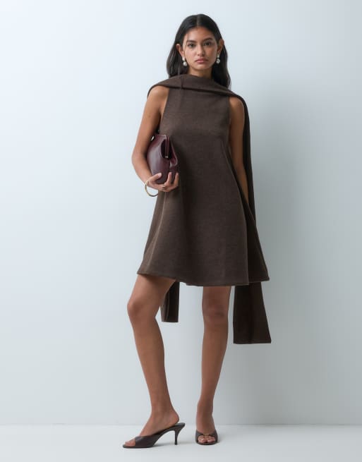 ASOS DESIGN minivestido evasé afelpado con cuello tipo pañuelo en marrón chocolate, 2 de 5