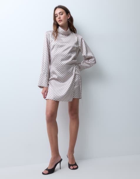 ASOS DESIGN minivestido satinado de cuello subido con falda cruzada con estampado foulard crema - view 1