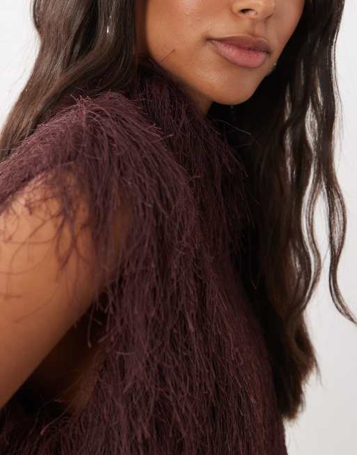 ASOS DESIGN minivestido sin mangas con cuello chimenea y textura suave en burdeos, 3 de 4