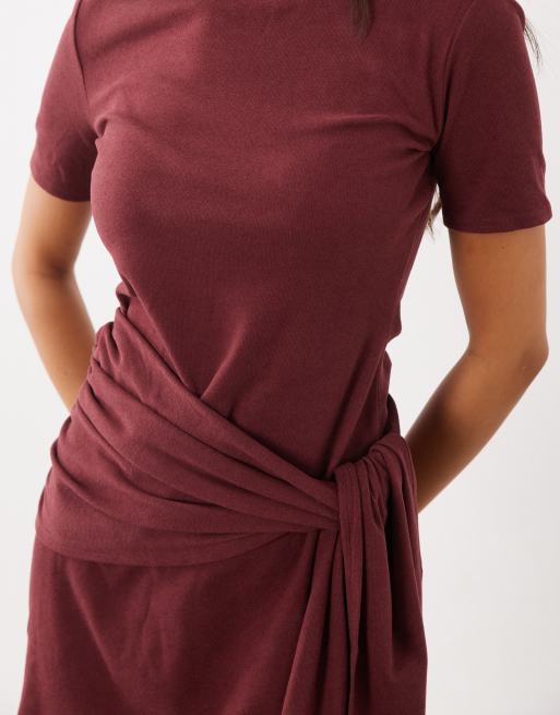 ASOS DESIGN - minivestido supersuave con lazada lateral en burdeos, 4 de 4
