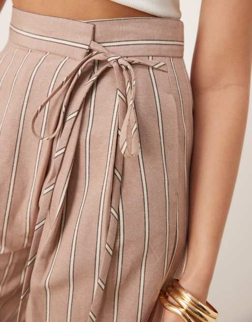 ASOS DESIGN – Minkfärgade, randiga, figursydda byxor i linne med omlottknytning, 2 av 5