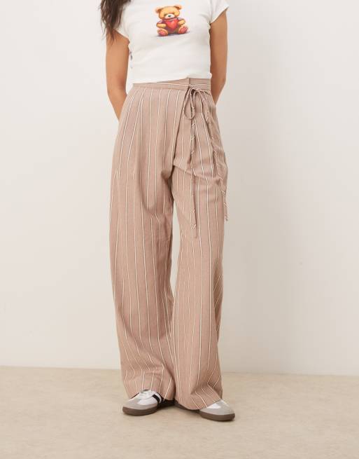 ASOS DESIGN – Minkfärgade, randiga, figursydda byxor i linne med omlottknytning, 4 av 5