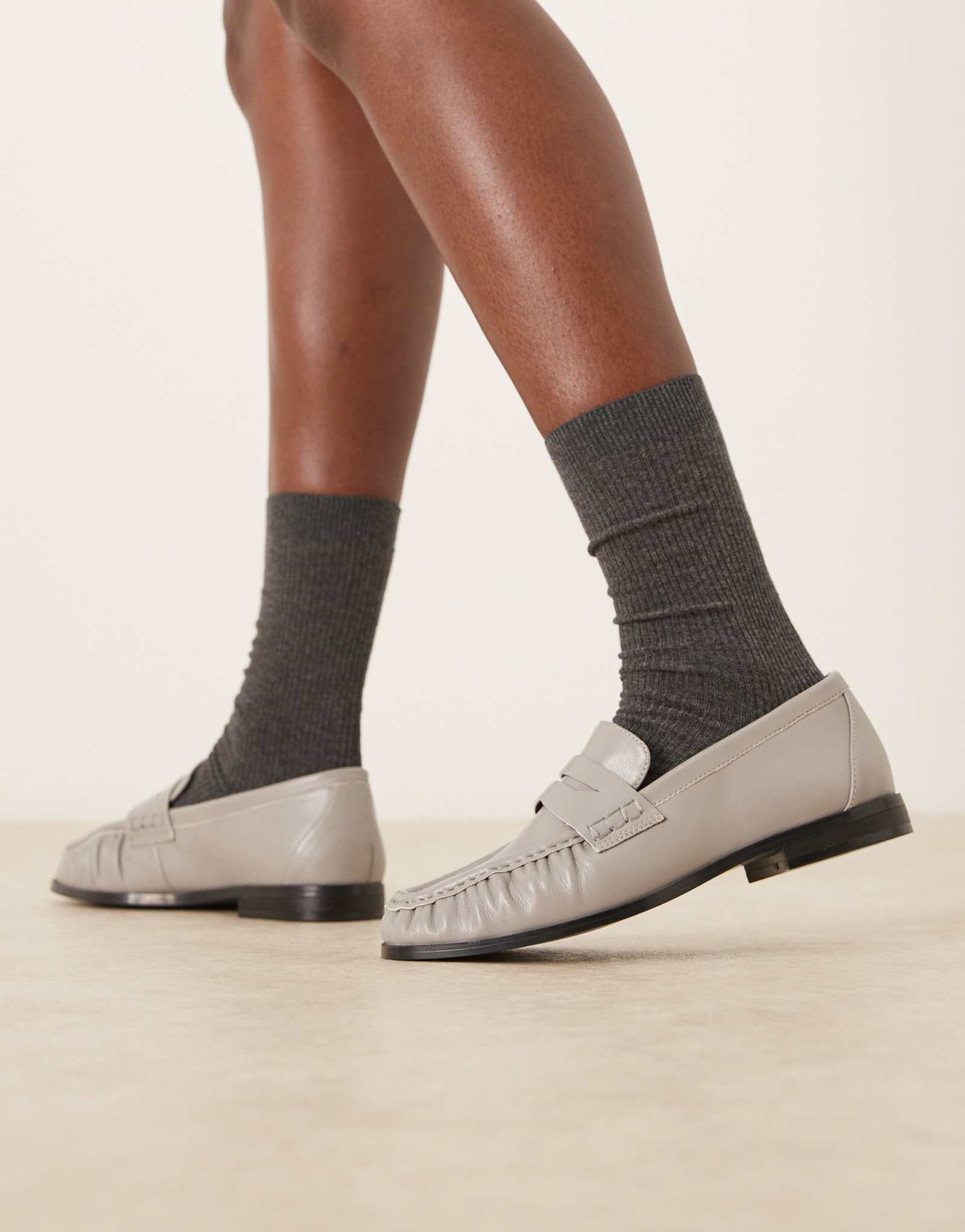 Серые мокасины с оборками Minnie от ASOS DESIGN