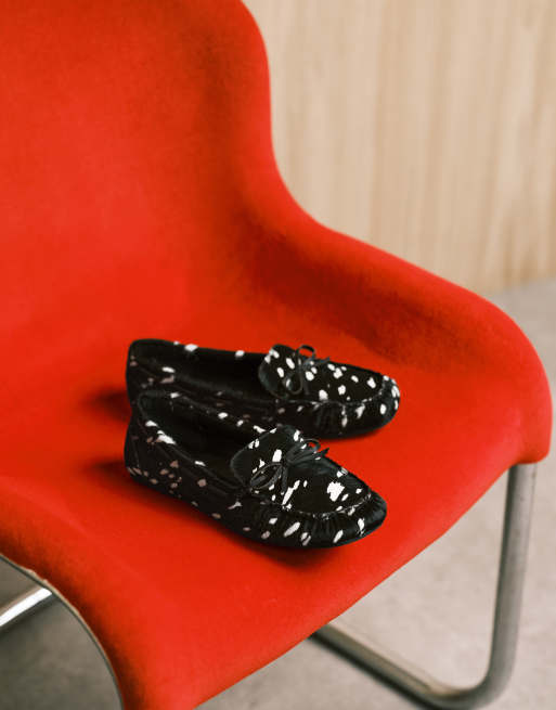 ASOS DESIGN - Mirth - Leren loafers met strikdetail in pony met koeienprint