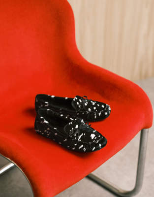 ASOS DESIGN - Mirth - Loafer mit Kuhfellmuster und Ponyhaar-Imitat-Schwarz