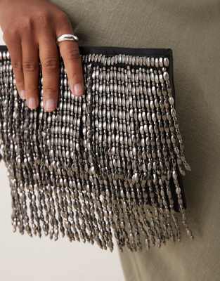 ASOS DESIGN - Mit Metallic-Fransen besetzte Clutch in der Farbe Graphit-Silber