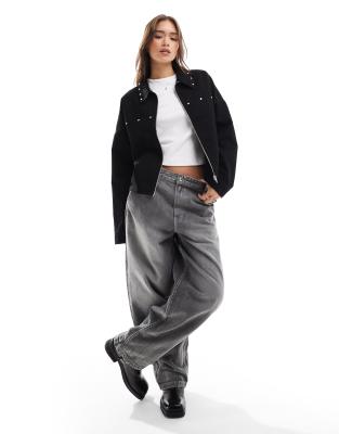 ASOS DESIGN - Mit Nieten besetzte Jeansjacke in Schwarz