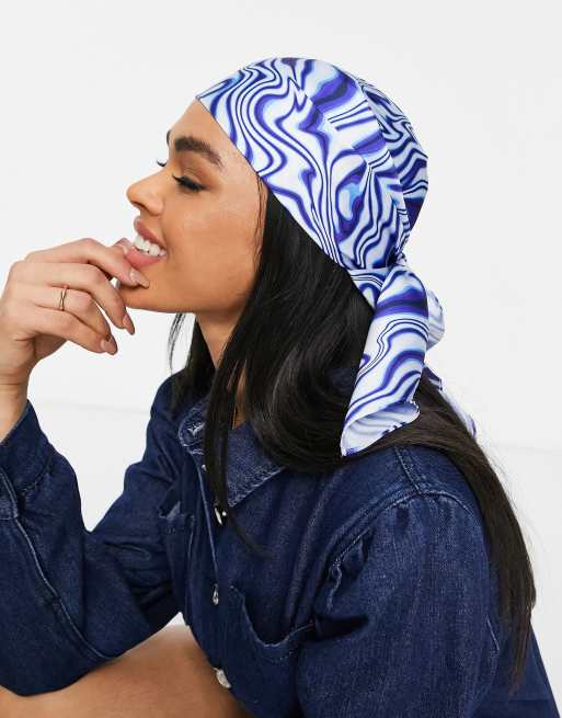 ASOS DESIGN – Mittelgroßes Kopftuch aus Polysatin mit Wirbelmuster in Blau - MBLUE, 4 von 4