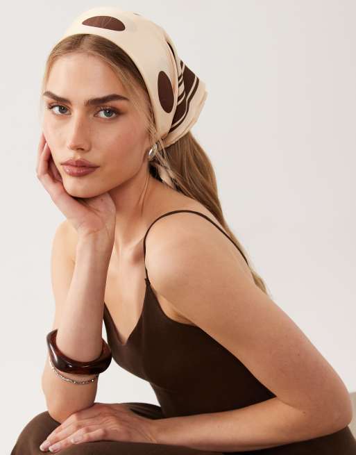 ASOS DESIGN – Mittelgroßes Kopftuch in Buttermilchgelb mit Punktemuster in Schokobraun, 3 von 3