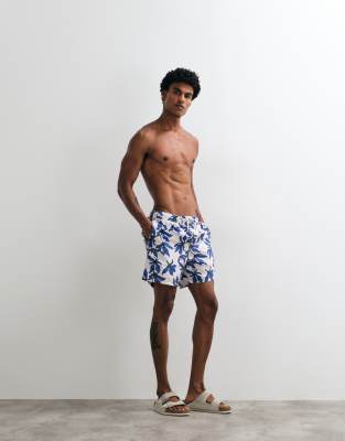 Mittellange Badeshorts in Blau mit Blumenmuster-Weiß Weiß L