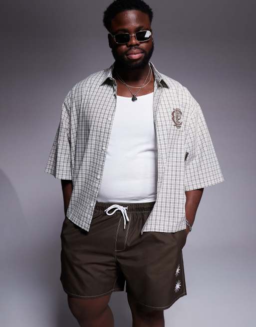 ASOS DESIGN – Mittellange Badeshorts in Braun mit Sonnenstickerei, 2 von 4