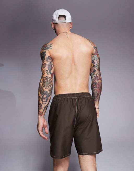 ASOS DESIGN – Mittellange Badeshorts in Braun mit Sonnenstickerei, 3 von 4