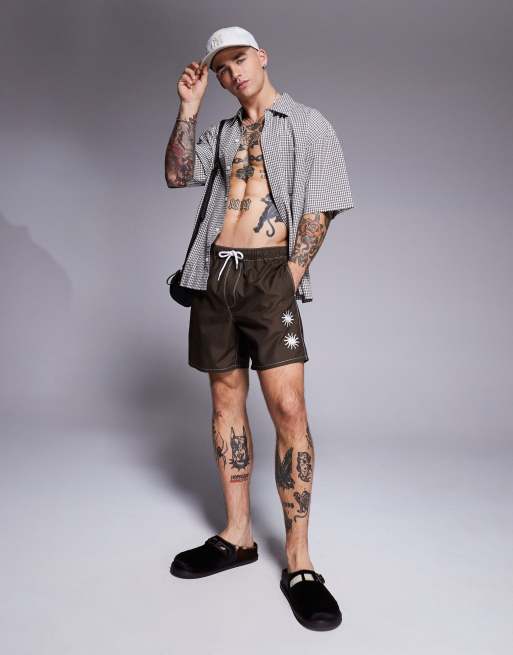 ASOS DESIGN – Mittellange Badeshorts in Braun mit Sonnenstickerei, 4 von 4