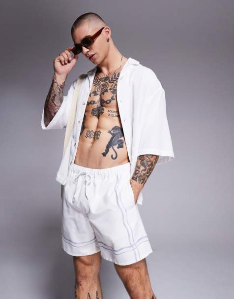 ASOS DESIGN – Mittellange Badeshorts in Stein mit Bordürenprint - view 1