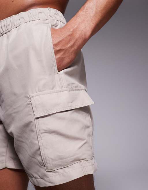 ASOS DESIGN – Mittellange Badeshorts in Steinbeige mit Cargo-Taschen, 4 von 4