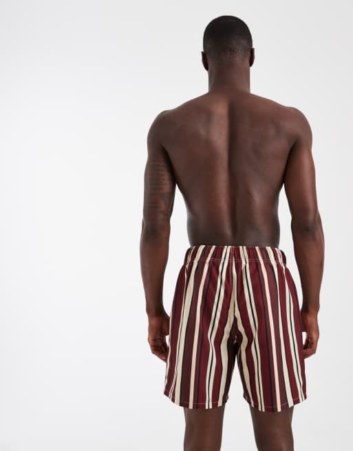 ASOS DESIGN – Mittellange Badeshorts mit breiten burgunderroten Streifen, 3 von 5