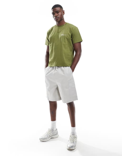ASOS DESIGN – Mittellange Cargo-Shorts in Steinbeige mit Aufnäher, 2 von 5